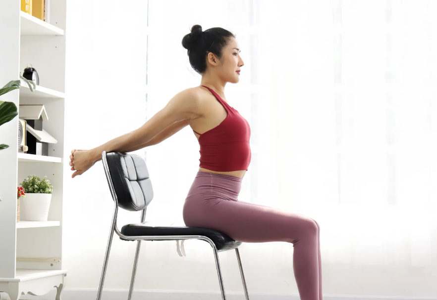 Imagen de Yoga en silla: el secreto para mejorar la salud desde la oficina