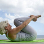 Imagen de 4 posturas de yoga fáciles para mayores de 50 y ganar fuerza, flexibilidad, equilibrio y bienestar