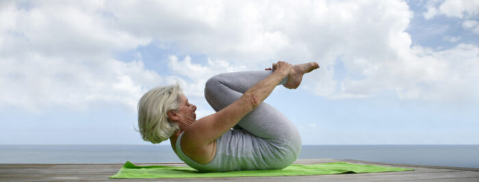 Imagen de 4 posturas de yoga fáciles para mayores de 50 y ganar fuerza, flexibilidad, equilibrio y bienestar