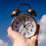 Imagen de Qué significa despertarse antes de que suene la alarma, según los expertos