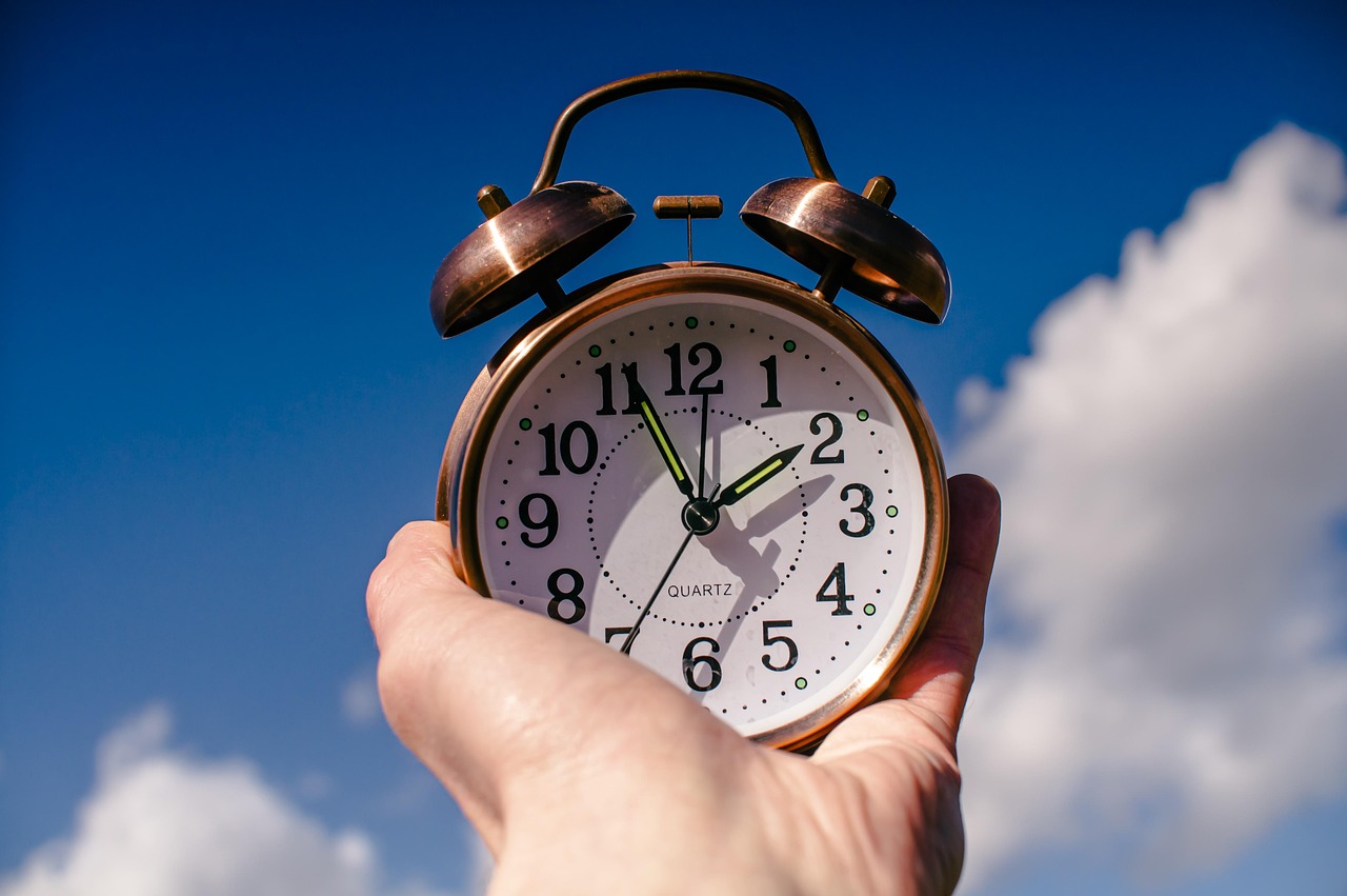 Imagen de Qué significa despertarse antes de que suene la alarma, según los expertos