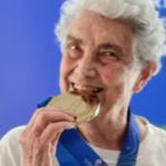 Imagen de De jubilada a campeona mundial: ganó una medalla de oro en natación a los 89 años