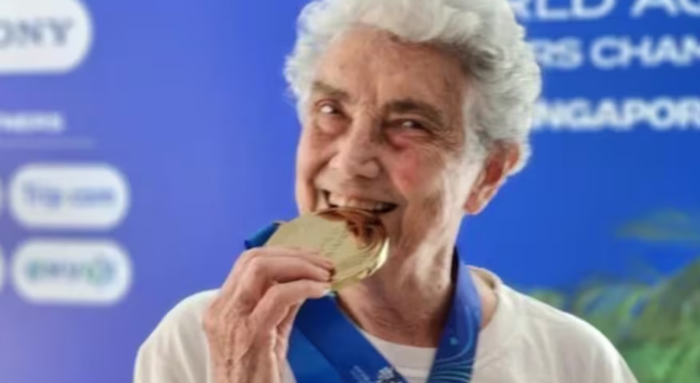 Imagen de De jubilada a campeona mundial: ganó una medalla de oro en natación a los 89 años